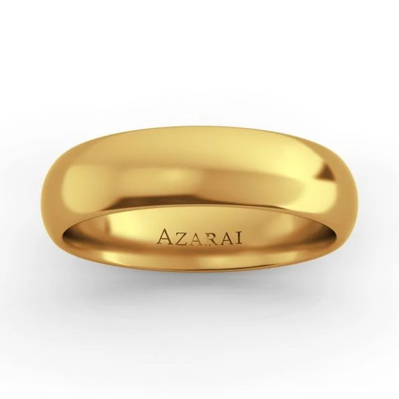 The Solis 18kt gold wedding band, with a sleek 5mm width, features "AZARAI" elegantly engraved inside.